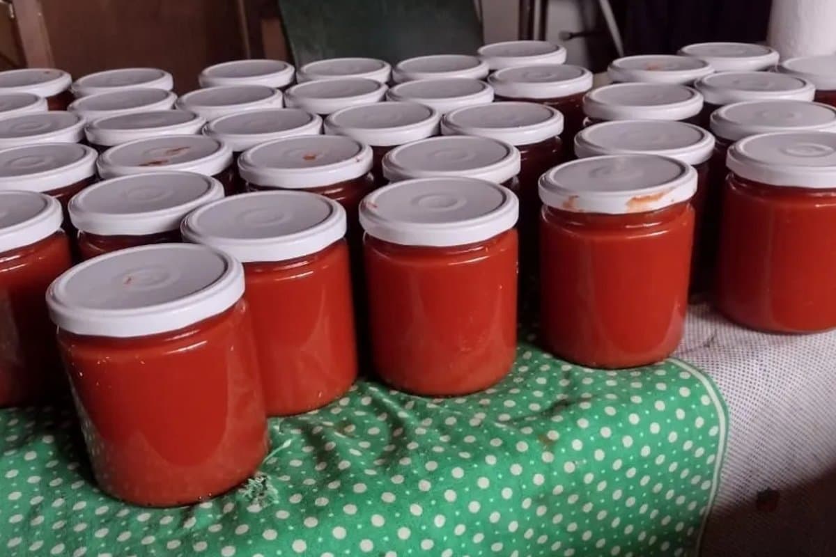 Frascos de mermelada artesanal recién envasados